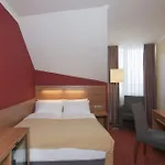 هوليداي إن ميونيخ أونتيرهاشينغ فندق 4*