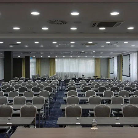 Hotel Munich By Ihg 4*