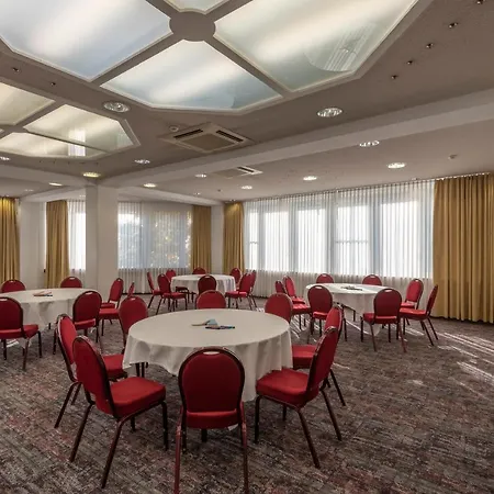 Hotel Munich By Ihg 4*