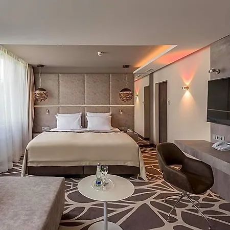 فندق هوليداي إن ميونيخ أونتيرهاشينغ 4*