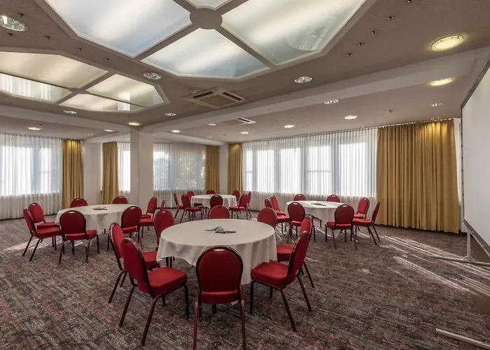 Hotel Munich By Ihg 4*